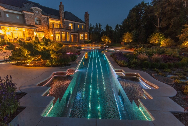 piscine-enterrée-jardin-couloire-beau-luminaire