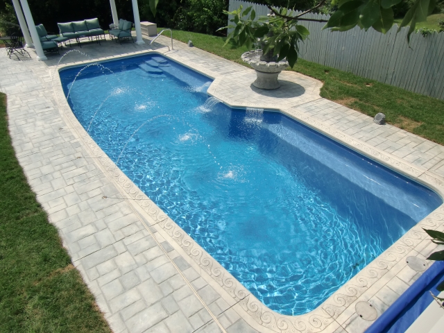 piscine-enterrée-jardin-fontain-plantes-pergola-coin-repos