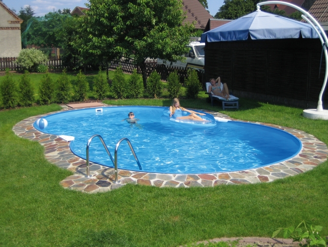 piscine-enterrée-jardin-forme-rein-revetement-pierres