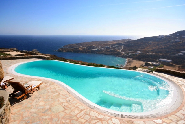 piscine-enterrée-jardin-forme-rein-vue-montagne-mer