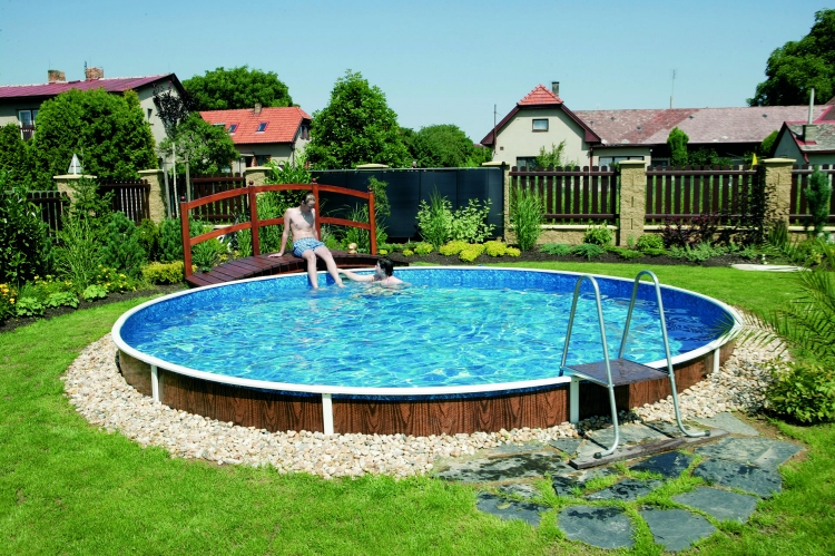 piscine-hors-sol-forme-ronde-jardin-gazon-passage-bois