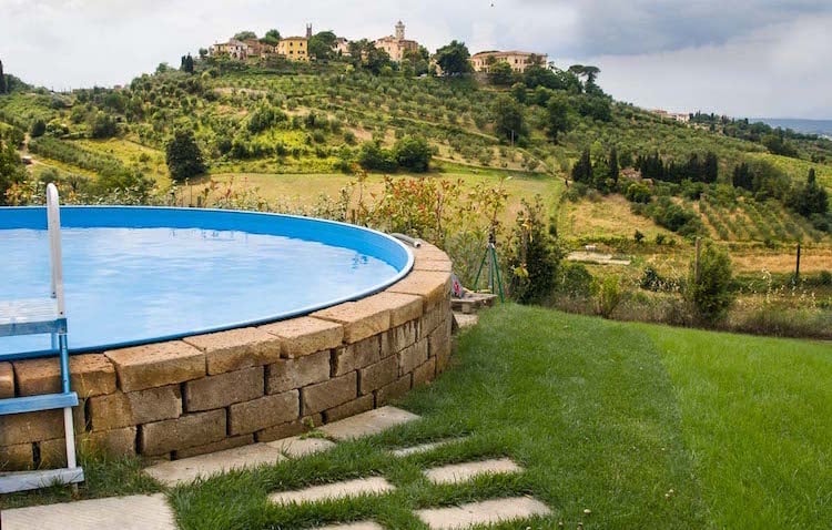 piscine-hors-sol-rond-habillage-pierre-panorama
