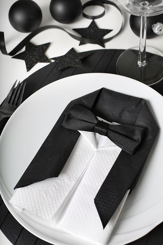 pliage-serviettes-art-table-costume-noir-élégant-idée-originale
