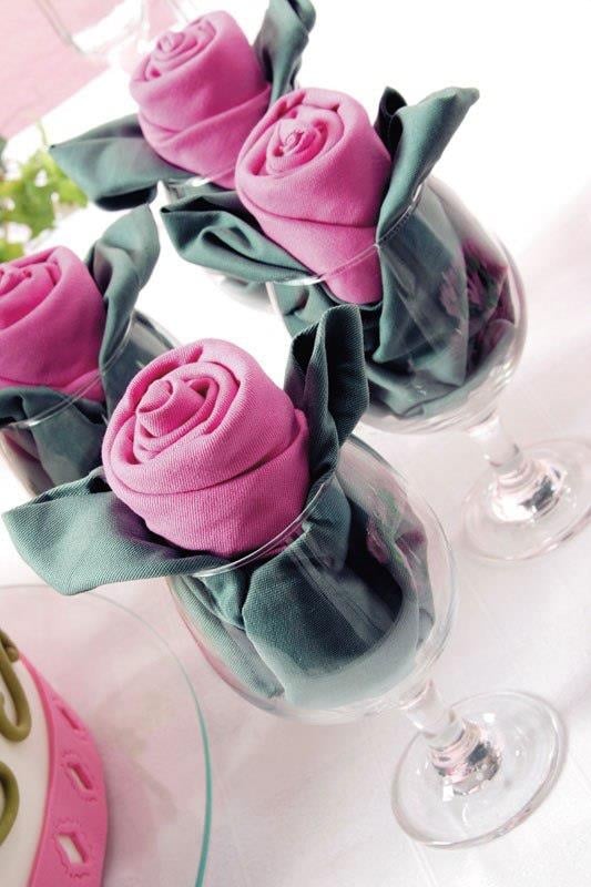 pliage-serviettes-art-table-roses-feuilles-tissu pliage de serviettes