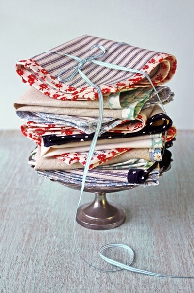 pliage-serviettes-art-table-tissu-bariolées-ruban-bleu-clair pliage de serviettes