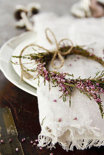 pliage-serviettes-art-table-tissu-blanc-couronne-fleurs-tendres