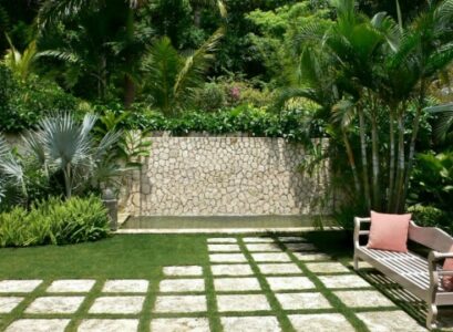 revêtement-de-sol-extérieur-pierres-herbe-palmiers