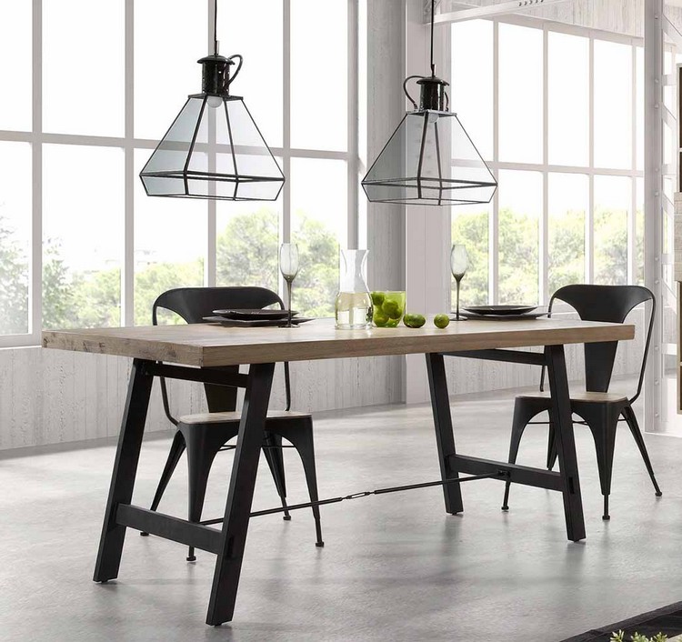 salle-à-manger-moderne-table-bois-clair-chaises-noires-suspensions-metal
