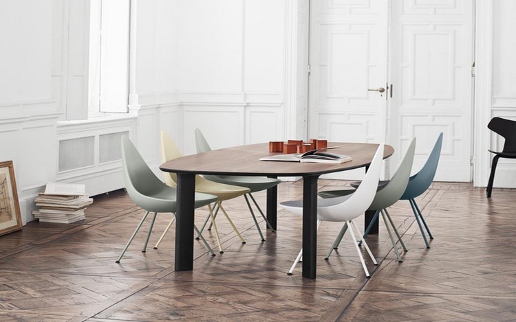 salle à manger moderne -table-bois-ovale-chaises-ovales-couleurs-pastel
