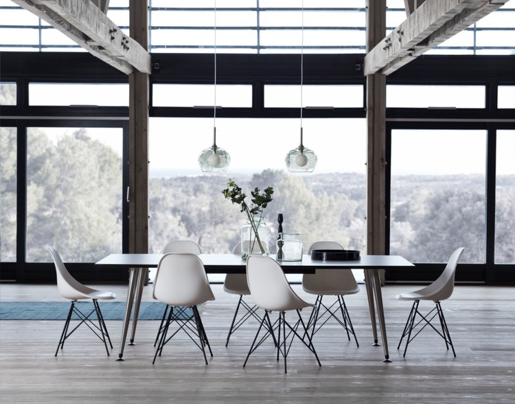 salle à manger moderne -table-rectangulaire-bois-metal-chaises-noir-blanc