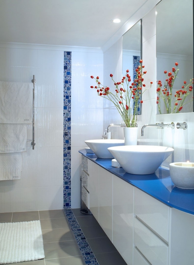 salle-bain-blanc-bleu-frise-verticale-mosaïque
