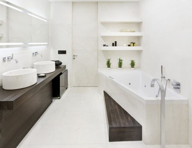 salle-bain-blanche-bois-foncé-design-Alexey-Nikolashin