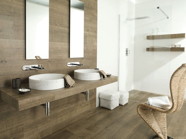 salle-bain-bois-grès-cérame-effet-bois-revêtement-élégant-sol-mur