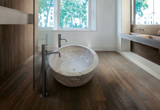 salle-bain-bois-grès-cérame-effet-bois-revêtement-sol-naturel salle de bain bois