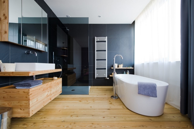 salle-bain-bois-revêtement-sol-bois-naturel salle de bain bois