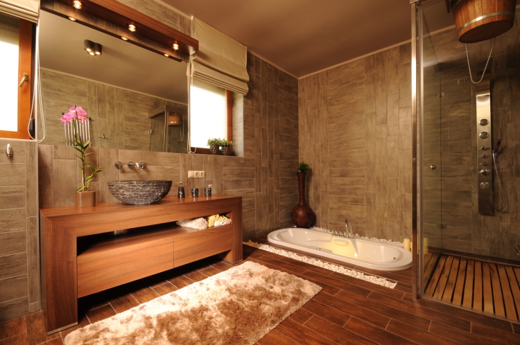 salle-bain-bois-sol-parquet-parement-mural-meuble
