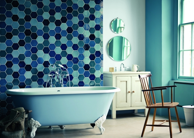 salle-bain-carreaux-muraux-hexagonaux-nuances-bleues