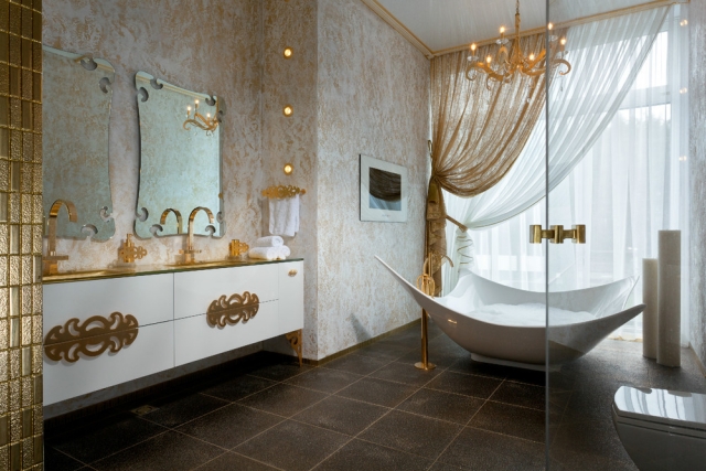 salle-bain-design-luxe-bien-être-baignoire-design-luxe-tablier-miroirs-dorés-cloison-verre