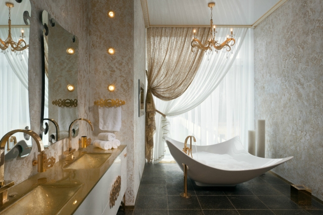 salle-bain-design-luxe-bien-être-décoration-dorée-baignoire-tablier-design-lustre-éclairage