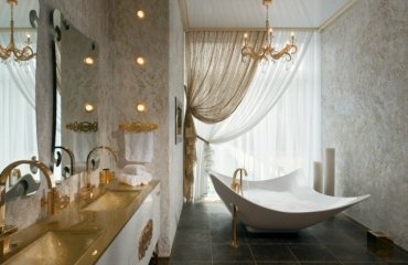 salle-bain-design-luxe-bien-être-décoration-dorée-baignoire-tablier-design-lustre-éclairage
