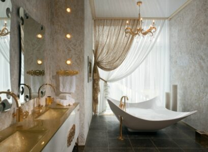 salle-bain-design-luxe-bien-être-décoration-dorée-baignoire-tablier-design-lustre-éclairage