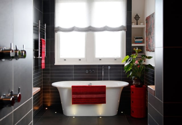 salle-bain-design-moderne-noir-rouge-blanc