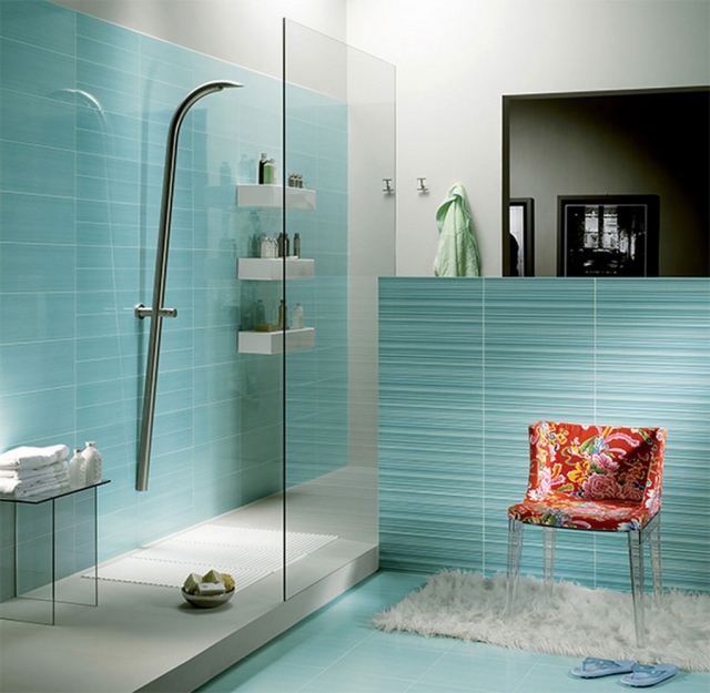 salle-bain-moderne-carreaux-turquoises-chaise-rétro