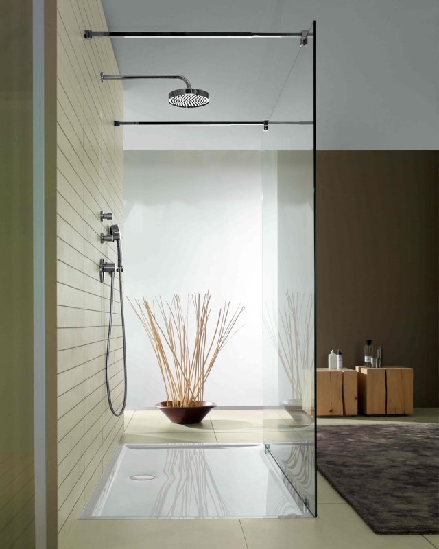 salle-bain-moderne-receveur-douche-extra-plat-blanc-antidérapant-fond-parois-verre-entrée-ouverte