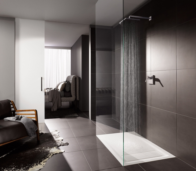 salle-bain-moderne-receveur-douche-extra-plat-blanc-antidérapant-parois-verre-entrée-ouverte