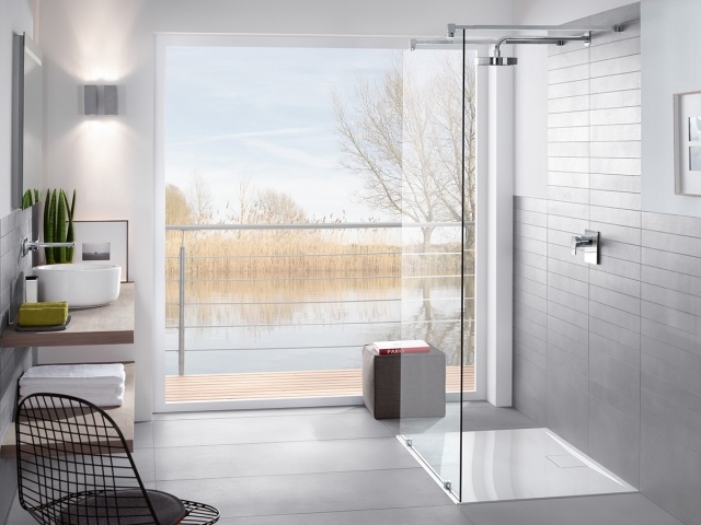 salle-bain-moderne-receveur-douche-extra-plat-blanc-antidérapant-fond-parois-verre