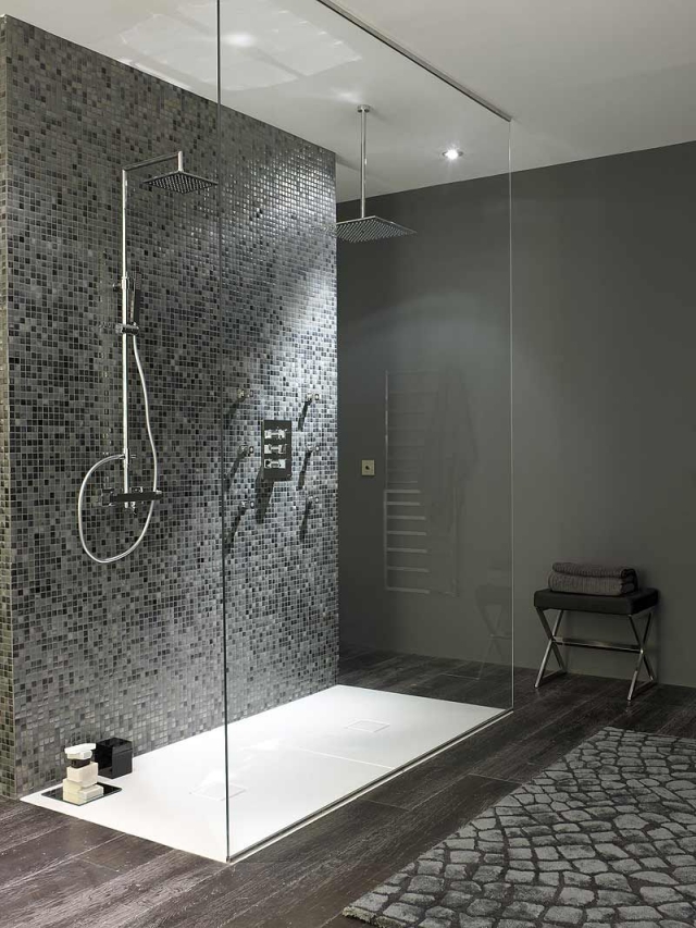 receveur de douche extra plat salle-bain-moderne-receveur-douche-extra-plat-blanc-parois-verre-entrée-ouverte-fond-antidérapant
