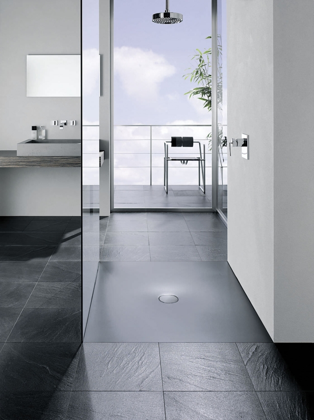 salle-bain-moderne-receveur-douche-extra-plat-gris-parois-verre