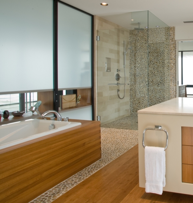 salle-bain-mosaïque-galets-mur-sol-bois-clair