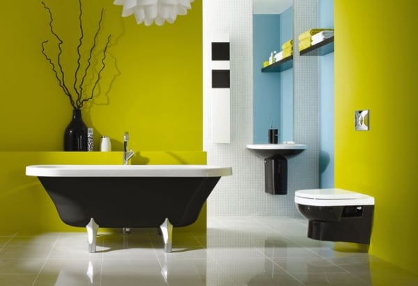 salle-bain-murs-couleur-moutarde-baignoire-pied