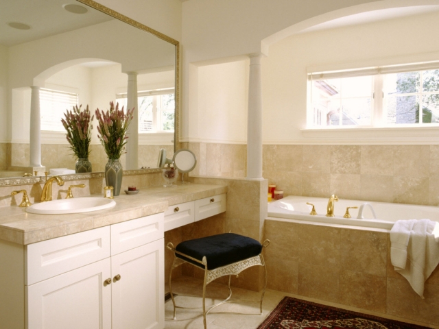 salle de bain rétro marbre baignoire-grand-miroir