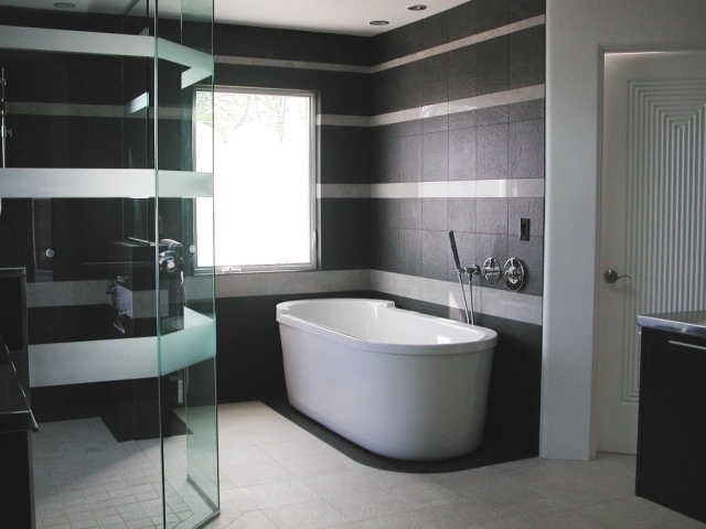salle-de-bain-moderne-baignoire-ovale-douche-italienne