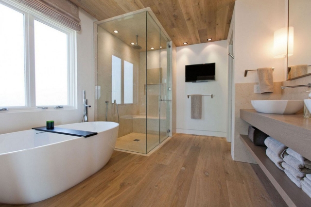 salle-de-bain-moderne-baignoire-ovale-douche-lavabo-étagères