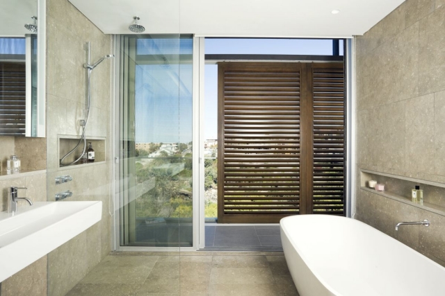 salle-de-bain-moderne-baignoire-porte-transparente-lavabo-miroir
