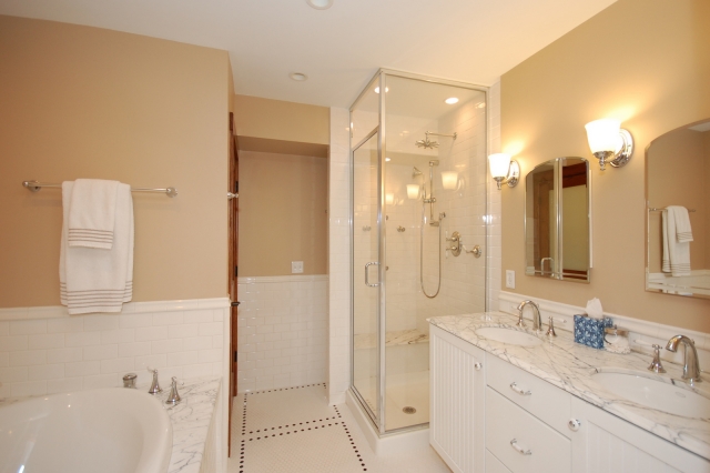 salle de bain moderne douche-luminaire-lavabo-miroirs