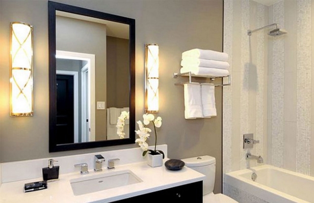 salle-de-bain-moderne-grand-miroir-rectangulaire-douche-baignoire