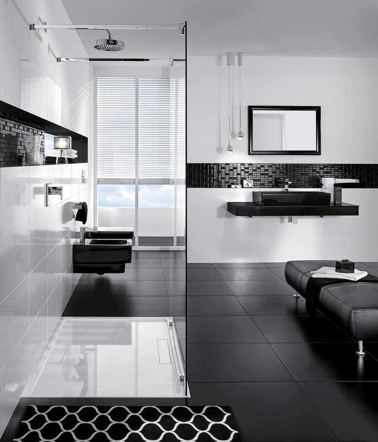 salle-de-bain-moderne-noir-blanc-mosaique-noire-douche-italienne
