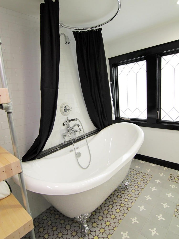 salle de bain rétro -baignoire-pieds-rideaux-douche-noirs-carreaux-ciment