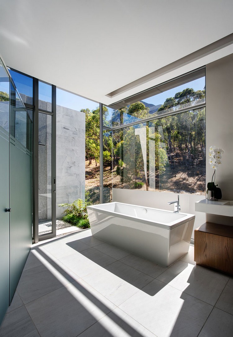 salle de bain déco zen -baignoire-ilot-orchidee-parois-verre