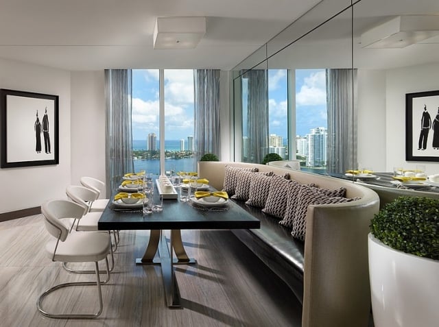 salle-manger-Penthouse-luxueux-chaises-banquette