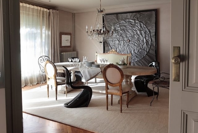 salle-manger-mélange-styles-lustre-classique-chaises