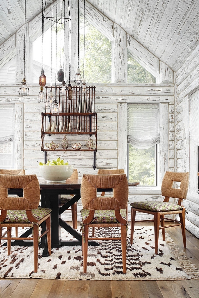 salle-manger-maison-bois-blanc-chaises-vintage-tapis