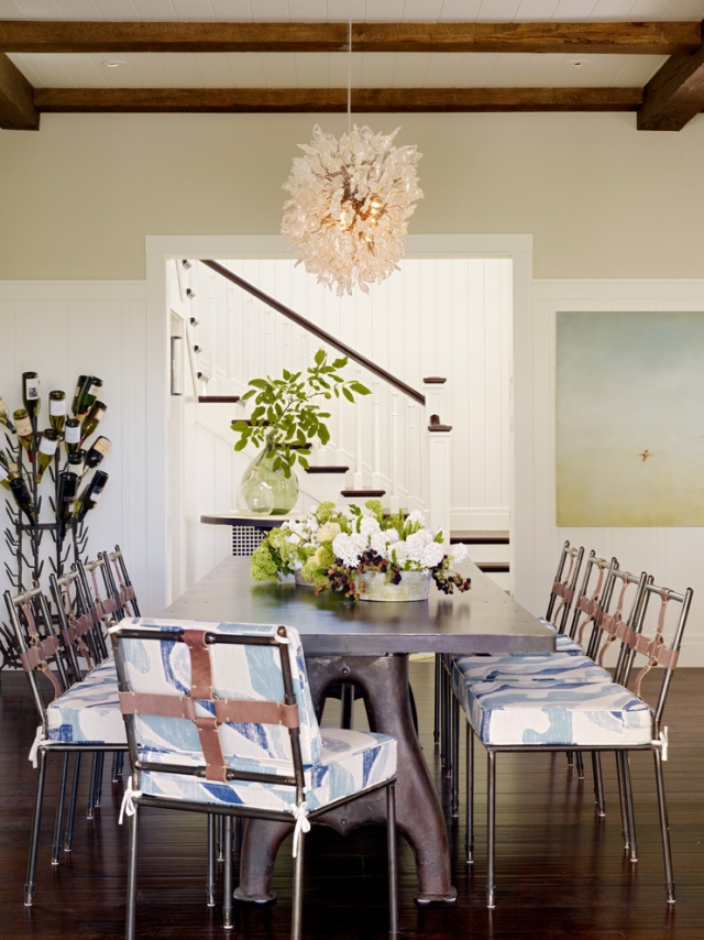 salle-manger-moderne-chaises-métal-coussins-bleu-blanc