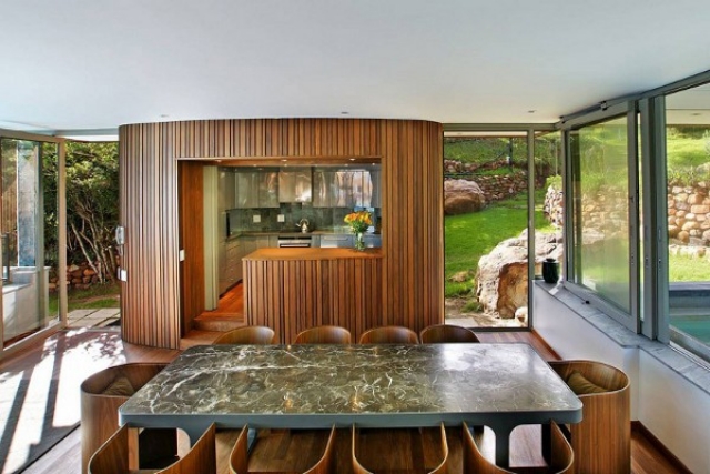 salle à manger moderne lambris chaises-bois-table-marbre
