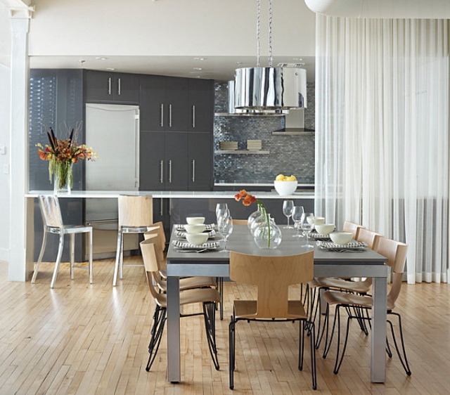 salle-manger-moderne-parquet-bois-clair-table-métal