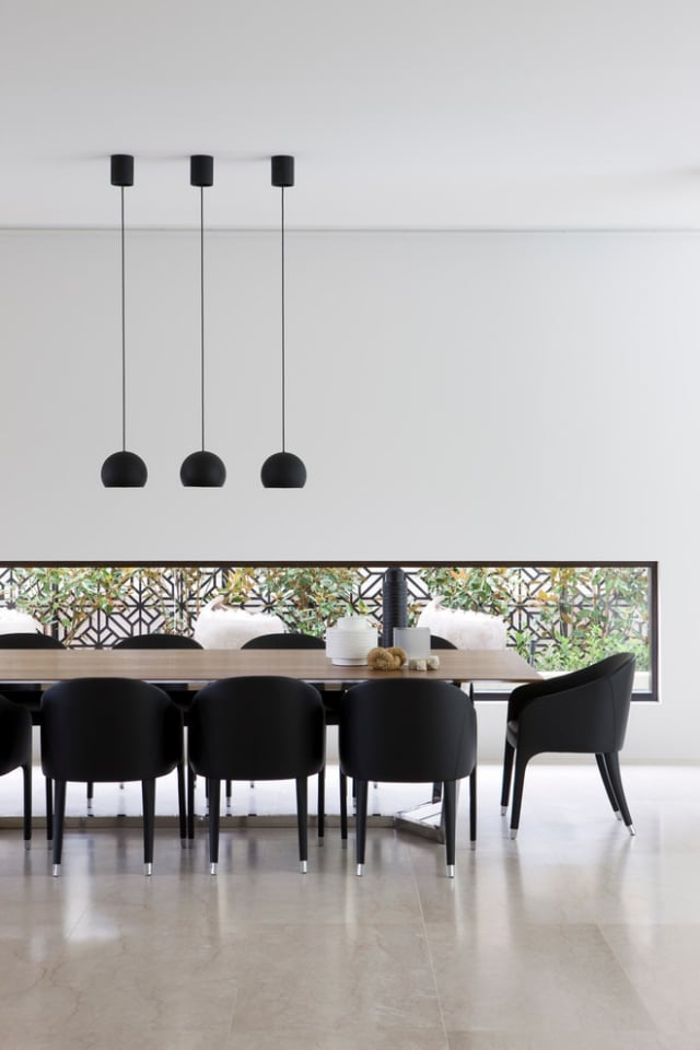 salle à manger moderne table bois-chaises-éclairage-noir
